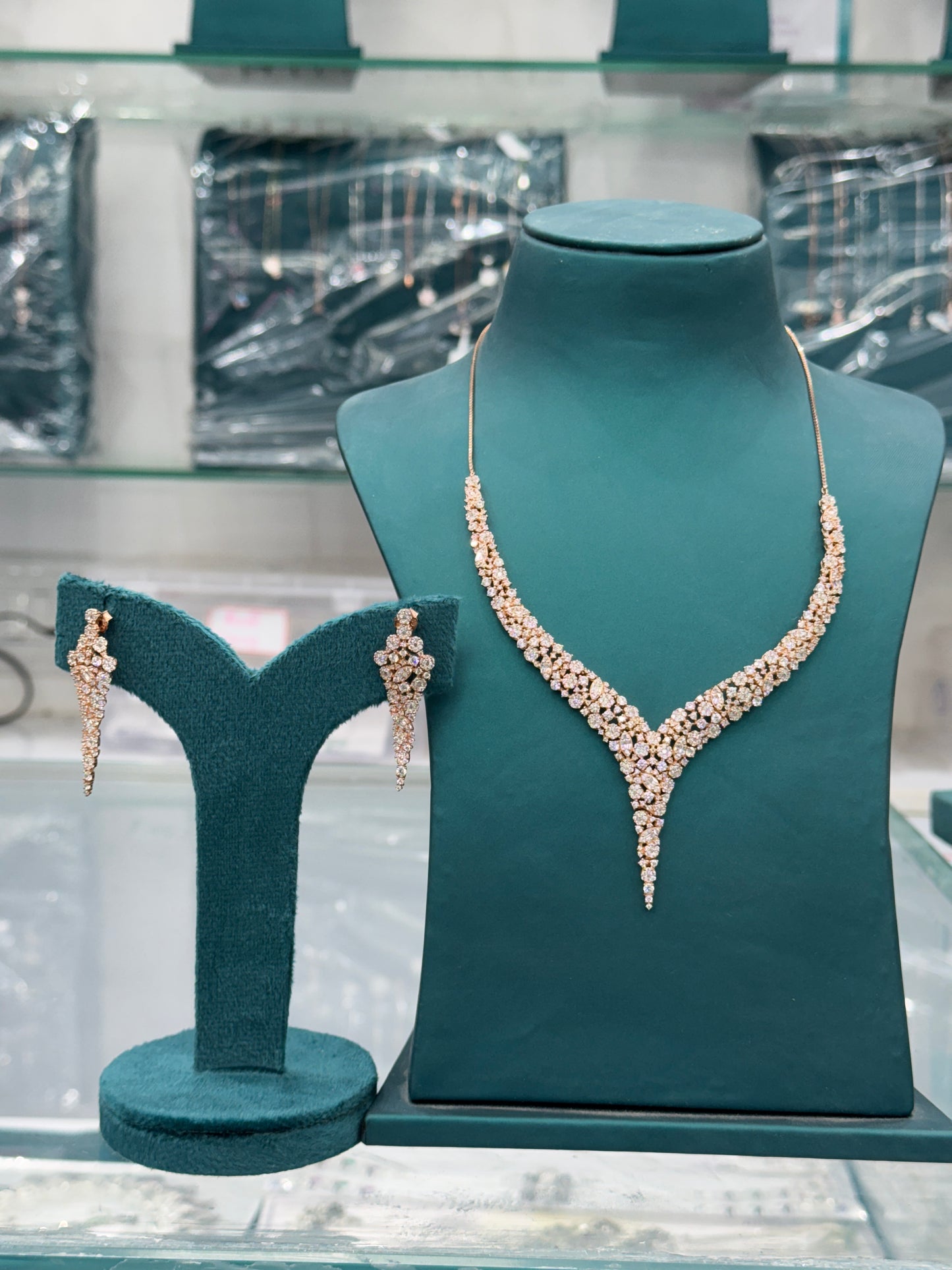 Elegant v Necklace Set
