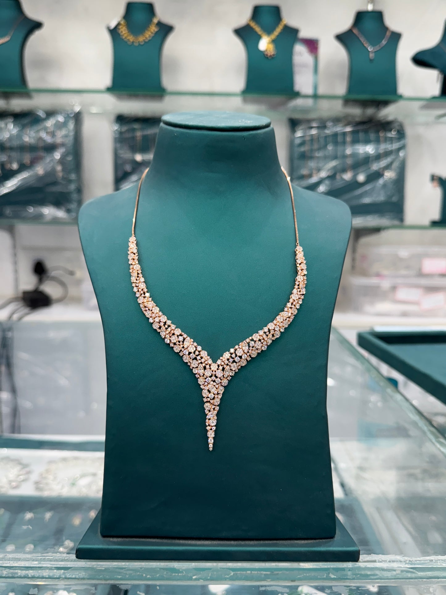Elegant v Necklace Set