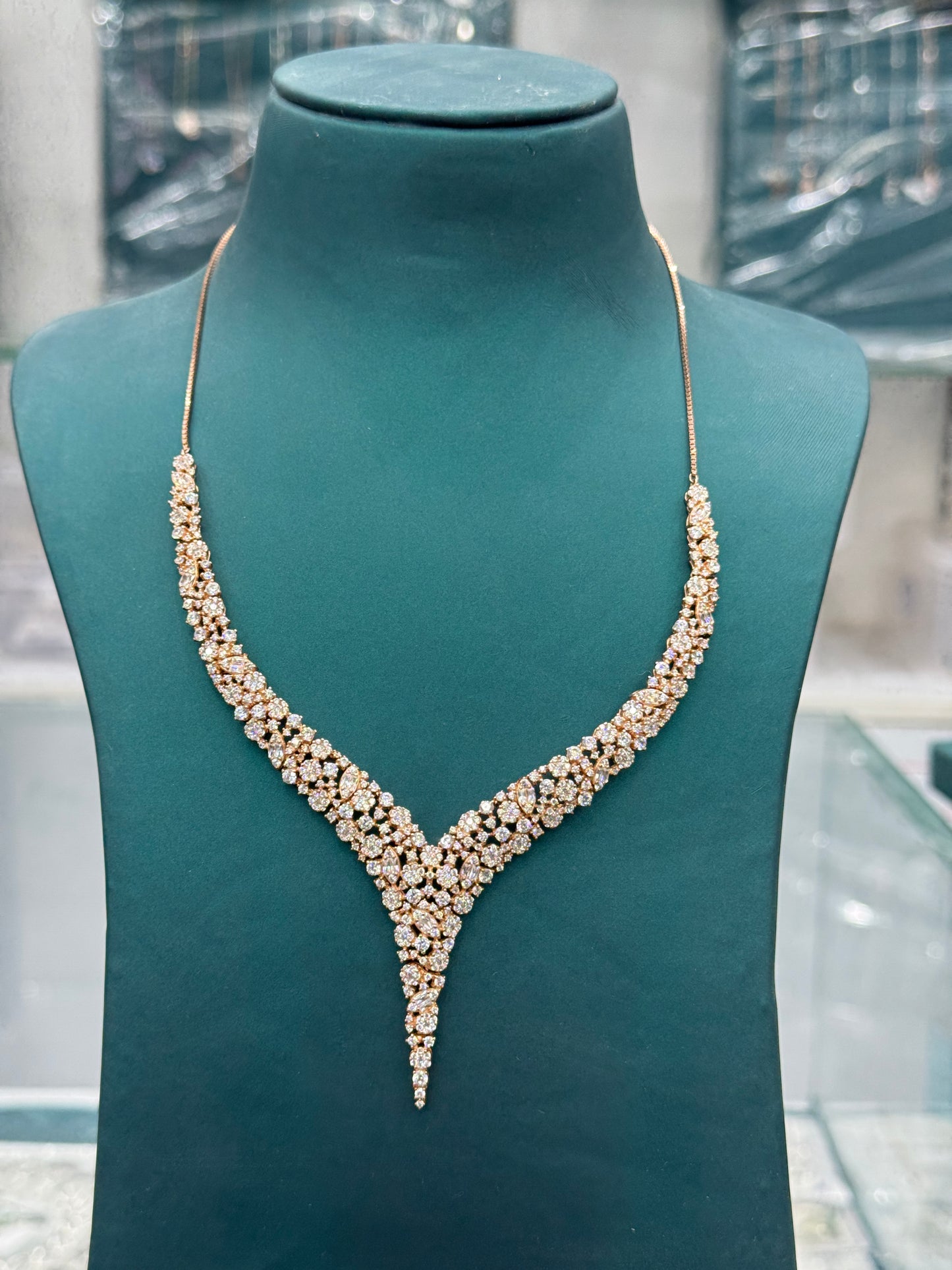 Elegant v Necklace Set
