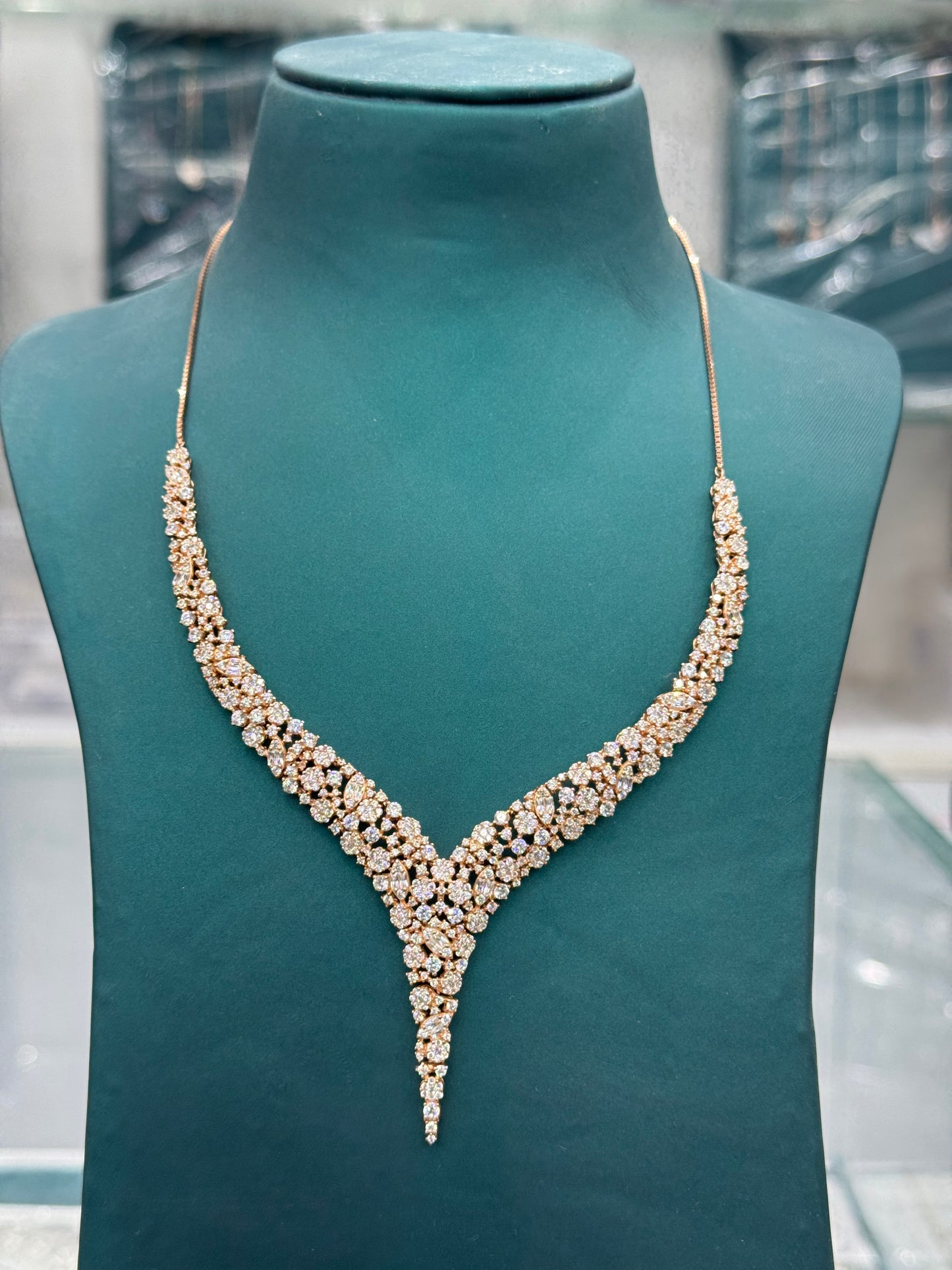 Elegant v Necklace Set